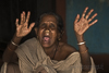 <p><strong>2018 – India – Odisha - Rayagada</strong></p>
<p>Dell’oltre un miliardo e 400 milioni di abitanti presenti nel subcontinente indiano, il 6% circa vive ancora a livello tribale nelle aree inaccessibili pre-himalayane dell’Arunachal Pradesh e nelle foreste interne dello stato di Odisha, situato nell’India centro orientale.</p>
<p>In Odisha esiste la più alta concentrazione di “<em>adivasi</em>” (tribali) di tutta l’India: sessantadue tribù di origine dravidica, etnia originaria delle popolazioni indiane, che si rifugiarono nella jungla impenetrabile per sfuggire all’avanzata delle popolazioni Arya, che attorno al 1800 – 1600 a.C. arrivarono dall’Asia Minore sulle sponde dell’Indo ed invasero il subcontinente indiano.</p>
<p>Le tribù di Odisha sopravvivono isolate dal resto del mondo, legate a usanze e strutture sociali della cultura tribale (clan con discendenza patrilineare) precedenti all’invasione ariana, tramandate per via orale nel corso di lunghi secoli.</p>
<p>Molto diverse tra loro, le tribù hanno tradizioni e attività spesso in contrasto, abitano aree circoscritte nella foresta e vivono in capanne di fango e paglia, praticando culti animisti legati ad antichi avi, agli animali, ai corsi d’acqua e agli alberi; presso tutti i villaggi esiste un altare su cui vengono riposte figure totemiche ed officiati i riti delle credenze tribali.</p>
<p>Ogni villaggio adotta un suo dialetto e gli abitanti si adornano con tatuaggi, orecchini collane e abiti, che segnano l’appartenenza alla tribù ed evidenziano lo stato sociale.</p>